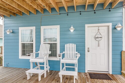 Walk to Gulf: Ocean-view Home in Crystal Beach!