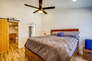 อพาร์ทเมนท์ (1 Bedroom) | 1 ห้องนอน, โต๊ะทำงาน, พื้นที่ทำงานแบบใช้แล็ปท็อป, เตารีด/โต๊ะรีดผ้า