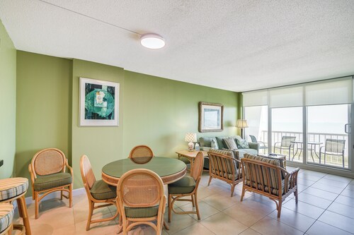 Galveston Getaway w/ Community Pool & Tennis Court