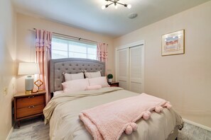 House (3 Bedrooms) | Interior - Pool & Outdoor Kitchen: Home 10 Mi to Dtwn Phoenix (Phoenix)