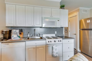 Interior - Top-floor Condo w/ Ocean Views in Hilton Head! (Hilton Head Island)