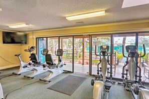 Ein Fitnessstudio mit stationären Fahrrädern, Crosstrainern und Laufbändern.