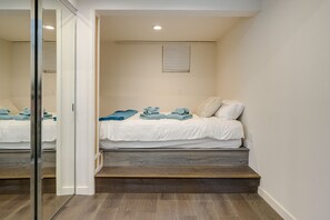 Apartment (2 Bedrooms) | 2 bedrooms, iron/ironing board, free cribs/infant beds, bed sheets