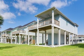 Interior - Near Terramar Beach: Home w/ Patio in Galveston (Galveston)