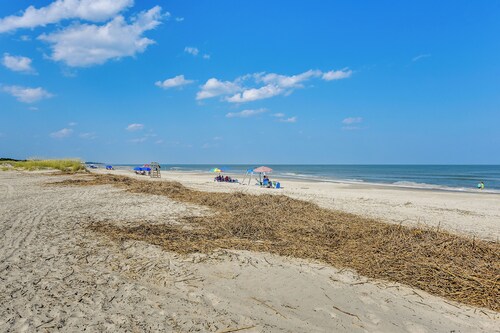 Pools, Beach Access: South Carolina Retreat!