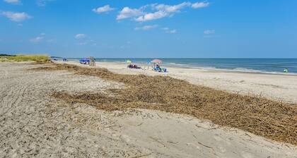 Pools, Beach Access: South Carolina Retreat!