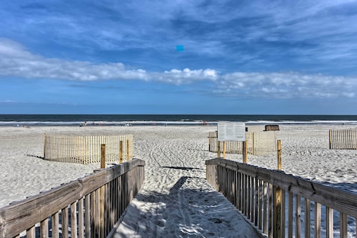 Pools, Beach Access: South Carolina Retreat!