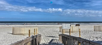 Pools, Beach Access: South Carolina Retreat!