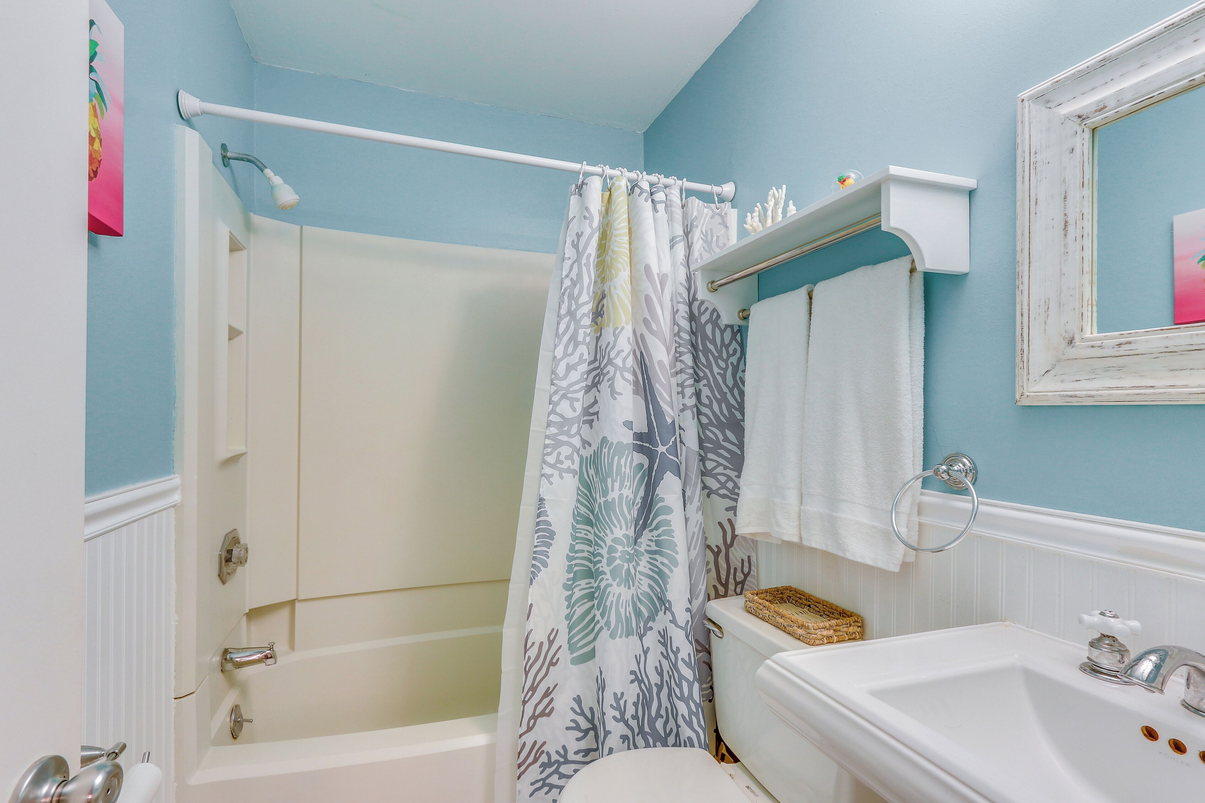Un baño con bañera, lavamanos e inodoro.