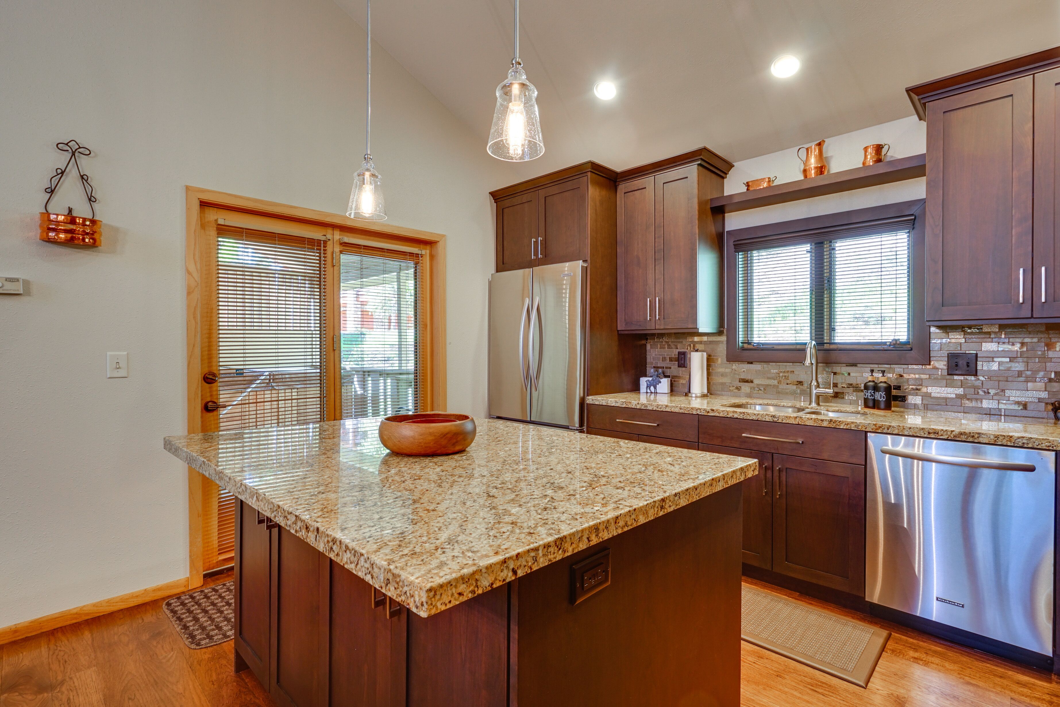 Apartment (3 Bedrooms) | Private kitchen | Cookware/dishes/utensils, paper towels