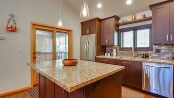 Apartamento (3 Bedrooms) | Cozinha privada | Talheres/pratos/utensílios de cozinha, toalhas de papel