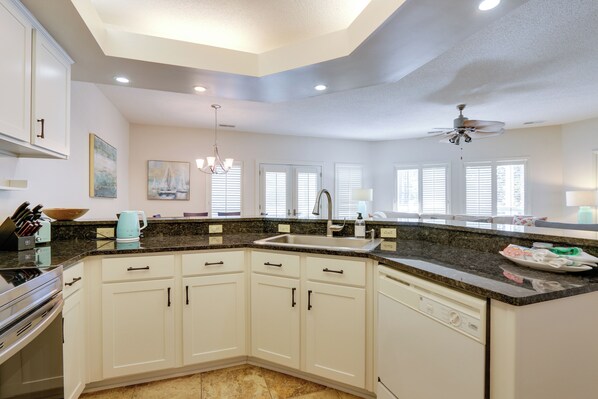 Apartment (2 Bedrooms) | Interior - < 1 Mi to Beach: Condo w/ Wet Bar in Hilton Head (Hilton Head Island)