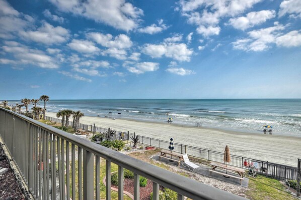 On the beach - Cozy Daytona Beach Rental w/ Pool & Beach Access! (Daytona Beach Shores)