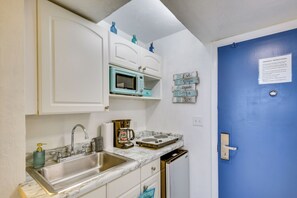 Apartment (0 Bedroom) | Interior - Daytona Beach Studio w/ Ocean View + Amenities! (Daytona Beach)