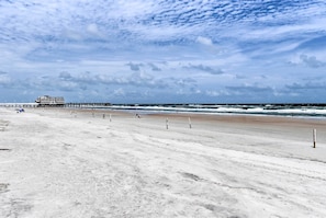 On the beach - Daytona Beach Studio w/ Beach Chairs & Towels! (Daytona Beach)