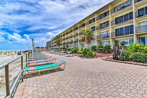 Property grounds - Daytona Beach Studio w/ Beach Chairs & Towels! (Daytona Beach)