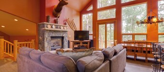 Hot Tub & Ski Shuttle: Rustic Breckenridge Retreat