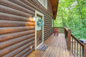 Interior - Hot Tub + Pool Table: Secluded Seiverville Cabin (Sevierville)