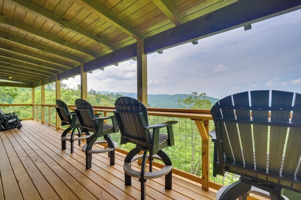Gorgeous Gatlinburg Cabin: Large Deck & Hot Tub! - Gatlinburg, TN