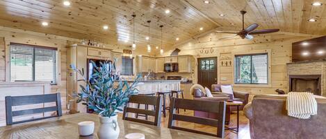 Un interior de madera con comedor, cocina y sala de estar.