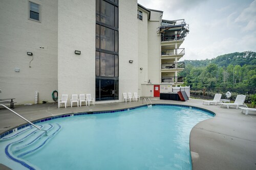 Steps to Eats & Shops! Stylish Gatlinburg Condo