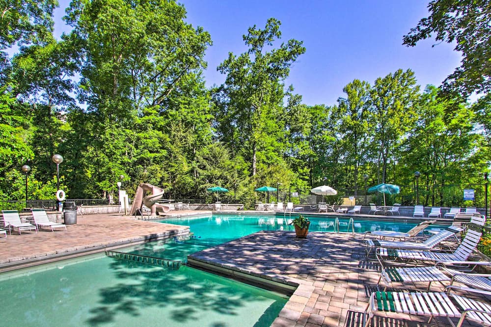 Hot Tub & Games! Smoky Mtn Cabin in Gatlinburg