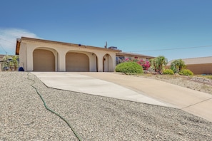 Property grounds - Pet-friendly Lake Havasu City Home: 5 Mi to Marina (Lake Havasu City)