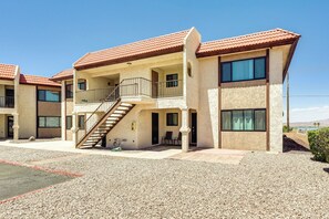 Interior - Lake-view Condo w/ Patio, 1 Mi to London Bridge (Lake Havasu City)