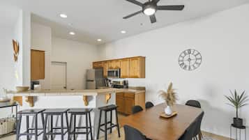 Appartement (3 Bedrooms) | Cuisine privée | Micro-ondes, four, plaque de cuisson, lave-vaisselle