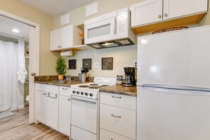 Interior - Dtwn Gatlinburg Studio: Pool Access! (Gatlinburg)