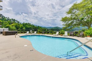 Interior - Dtwn Gatlinburg Studio: Pool Access! (Gatlinburg)