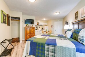 Interior - Dtwn Gatlinburg Studio: Pool Access! (Gatlinburg)