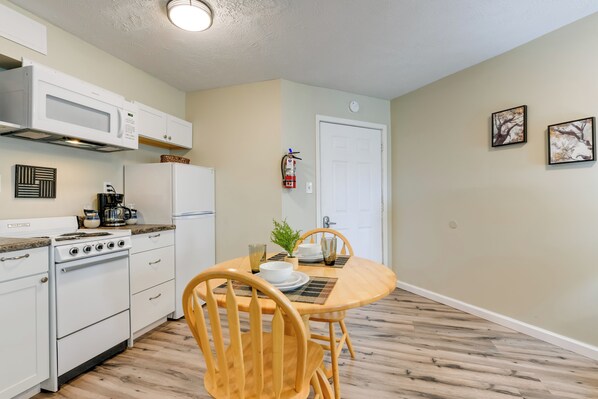 Interior - Dtwn Gatlinburg Studio: Pool Access! (Gatlinburg)