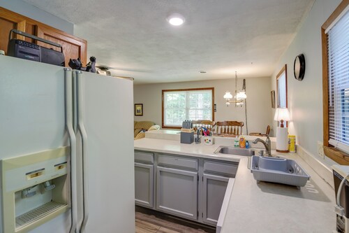 Wooded Cabin w/ Pool Table Near Dtwn Gatlinburg!