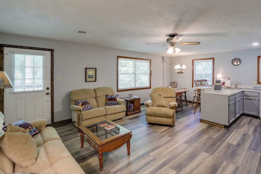 Step Into Nature! Gatlinburg Home w/ Rustic Charm - Sugarlands, TN