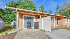 A single-story house with a front porch, a garage, and a small attached shed. - Washington Vacation Rental Near Seattle & Tacoma (Des Moines)
