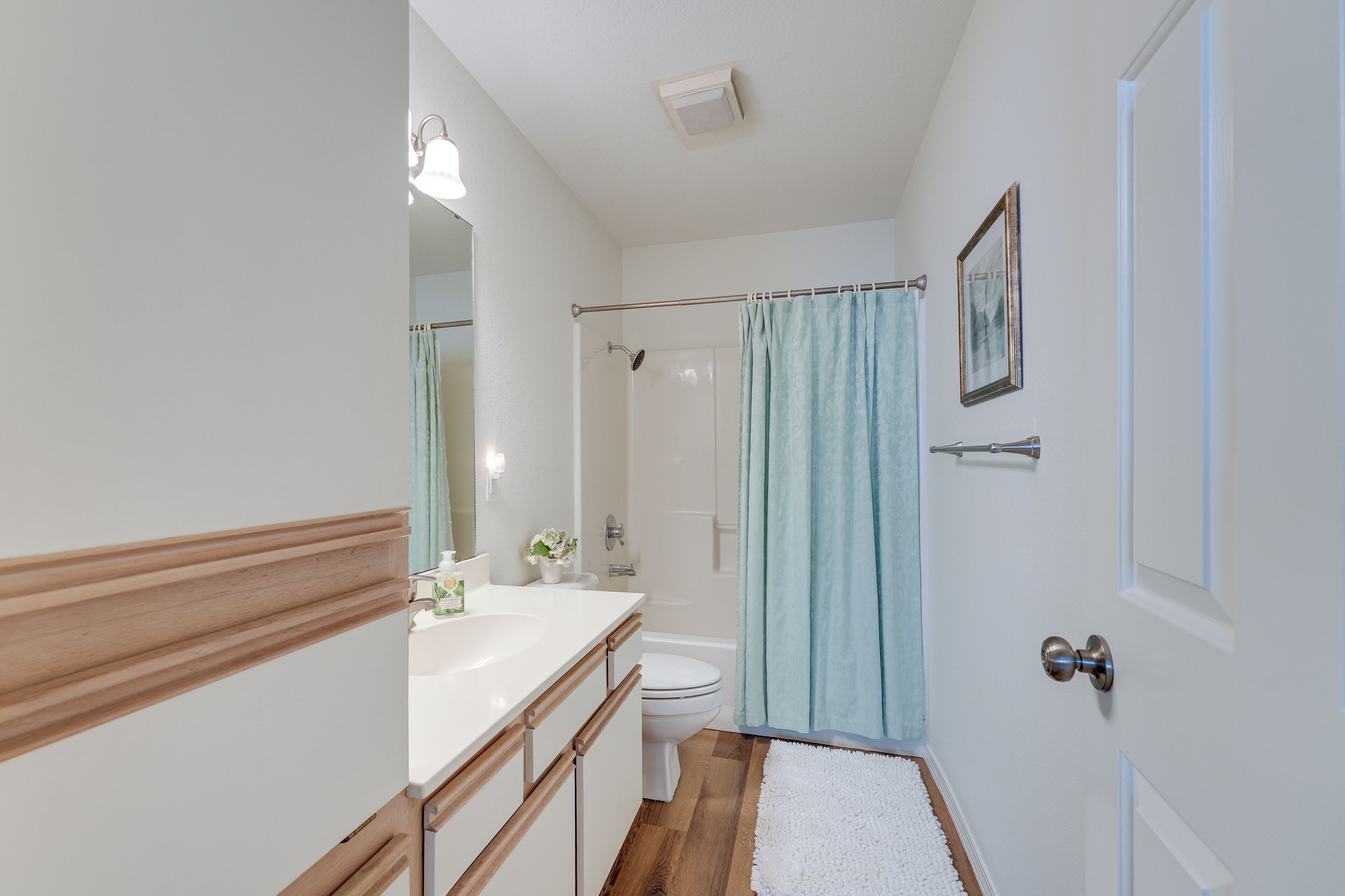 Ein Badezimmer mit Dusche, Toilette und Waschbecken.