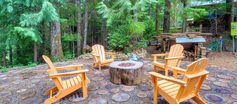 Adorable A-frame Cabin, Steps to Lake Cushman!