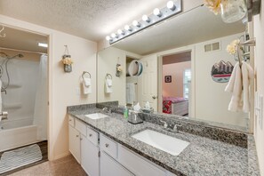 Apartment (2 Bedrooms) | Bathroom - Branson Vacation Rental w/ Loft ~ 4 Mi to Downtown (Branson)