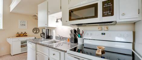Apartment (2 Bedrooms) | Private kitchen | Microwave, oven, stovetop, dishwasher