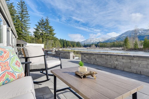 Riverfront Home w/ Deck, Near Mount Rainier!