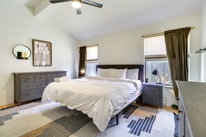 3 soverom, skrivebord for bærbar PC og strykejern/-brett