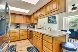 Microwave, oven, stovetop, dishwasher - North Austin Vacation Rental w/ Large Backyard! (Austin)