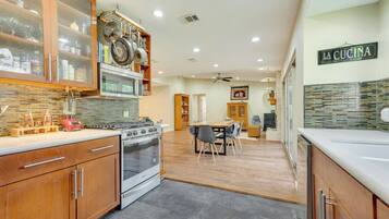 House (4 Bedrooms) | Interior