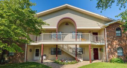 Inviting Branson Condo w/ Community Pool + Hot Tub