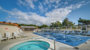 Ein Poolbereich mit Liegestühlen und einem kleinen Pool.