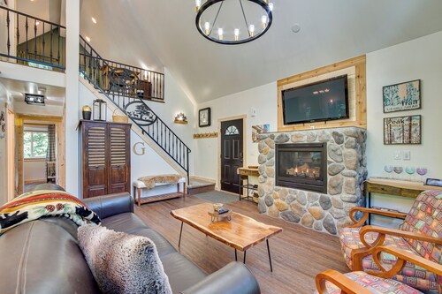 Unwind in Cle Elum: Hot Tub & Cozy Fireplace!