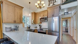 A spacious kitchen with wooden cabinets, stainless steel appliances, and a large island. - Unwind in Cle Elum: Hot Tub & Cozy Fireplace! (Cle Elum)