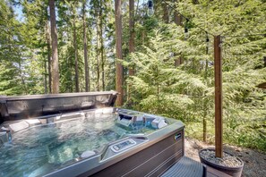 Interior - Unwind in Cle Elum: Hot Tub & Cozy Fireplace! (Cle Elum)