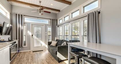 Austin Tiny Home: Fireplace, Shared Pool & Hot Tub